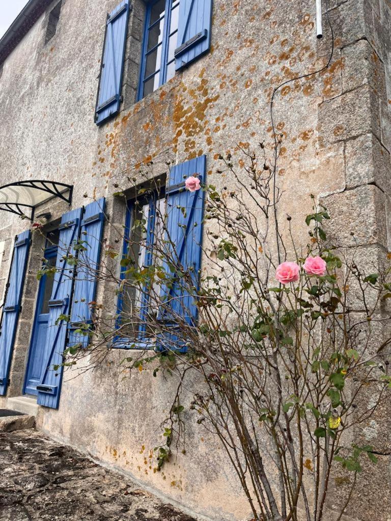 Gite Les Pieds Dans L'Eau 10 Min Du Puy Du Fo Treize-Vents Exterior photo